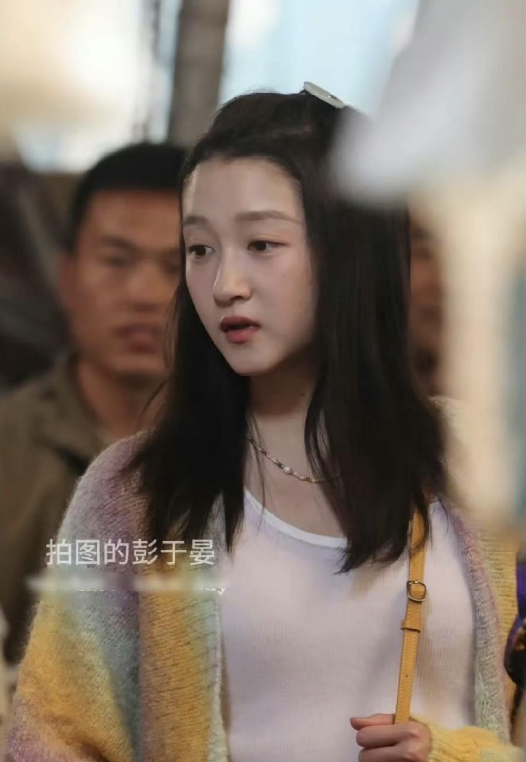 来瞅瞅关晓彤的生图，这状态可比她前几天广告里强多了！