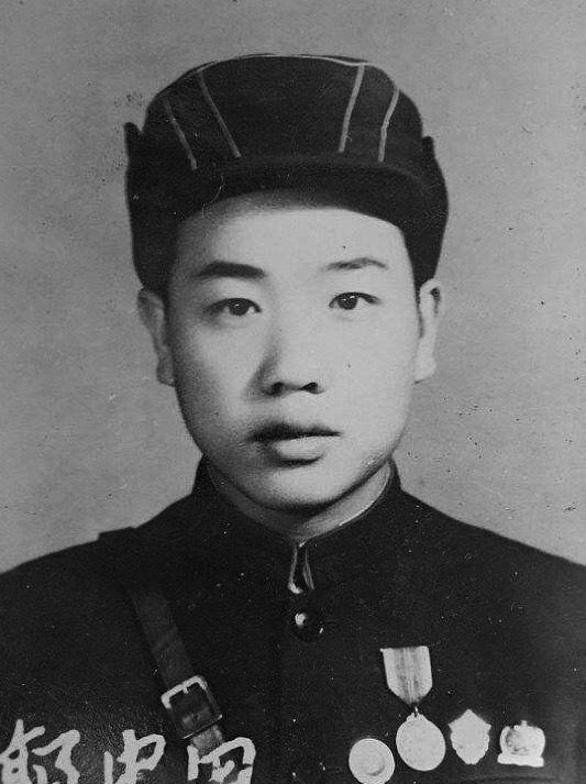 1950年，一个志愿军排长无视上级阻击美军的命令，弃守高地，放走美军坦克，没料想
