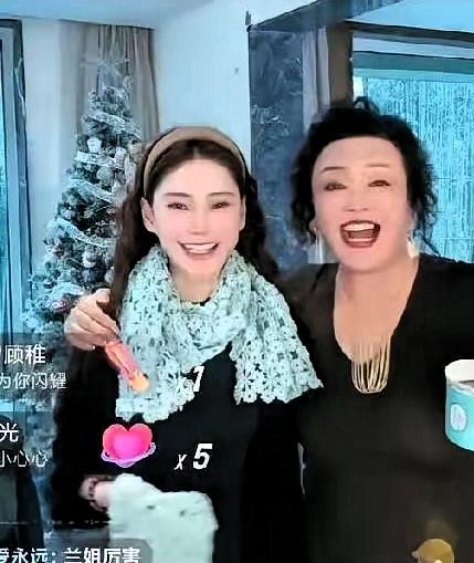 兰姐到了台湾,她就开直播了,分享酒店环境,说是她新生活,粉丝们喜欢看,