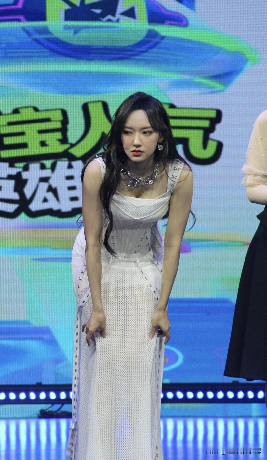 美腿若隐若现！