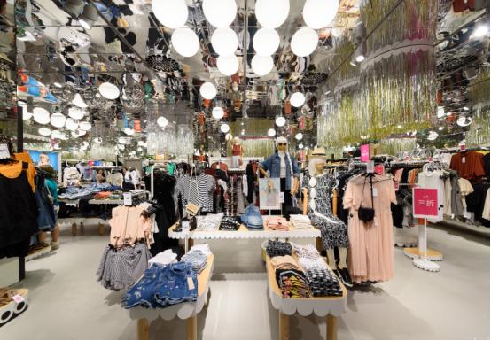 为什么偏偏在中国，网购能把实体门店压得几乎抬不起头？原因其实并不复杂：同样一件商