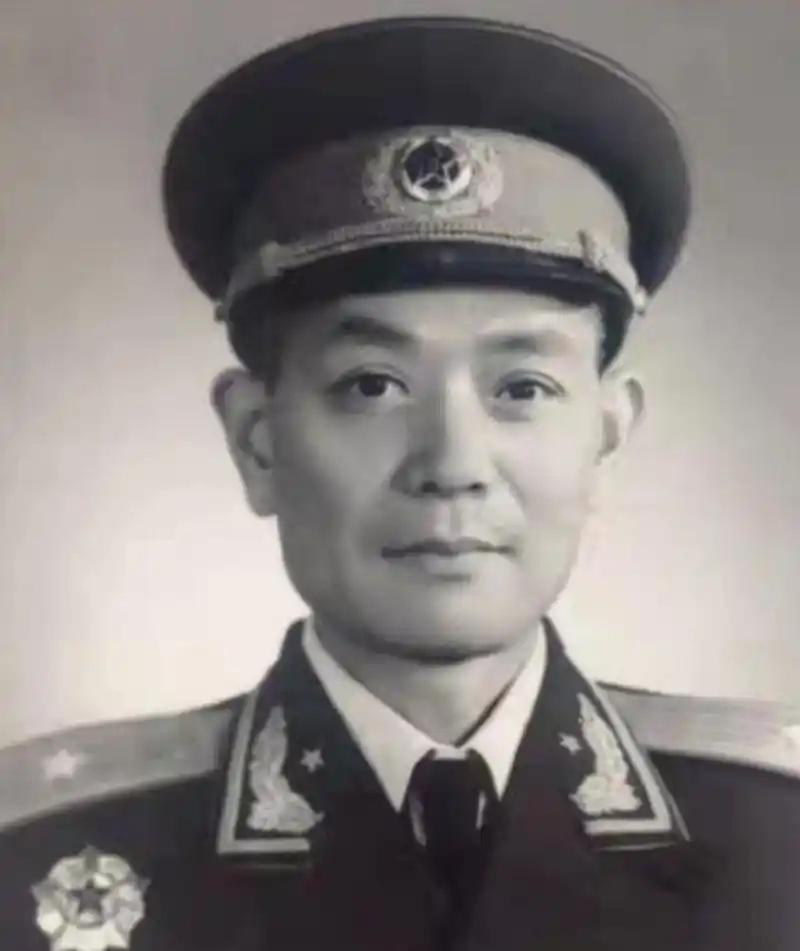 开国少将唐金龙将军曾任解放军武汉军区副司令员。将军中等身材，浓眉大眼，鼻直嘴阔，