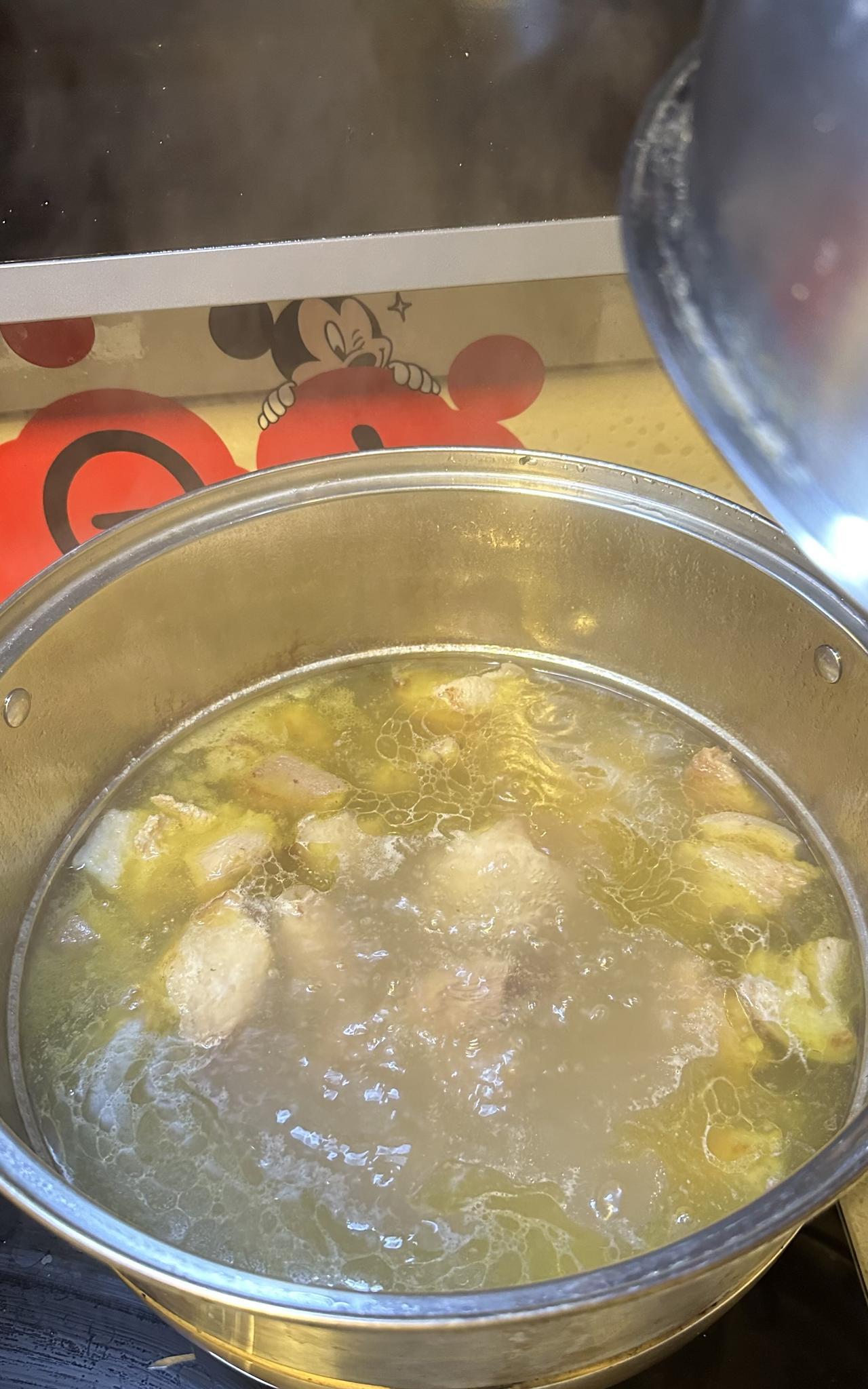 #秋日生活打卡季#贴下秋膘，炖锅猪脚！[比心][笑着哭]