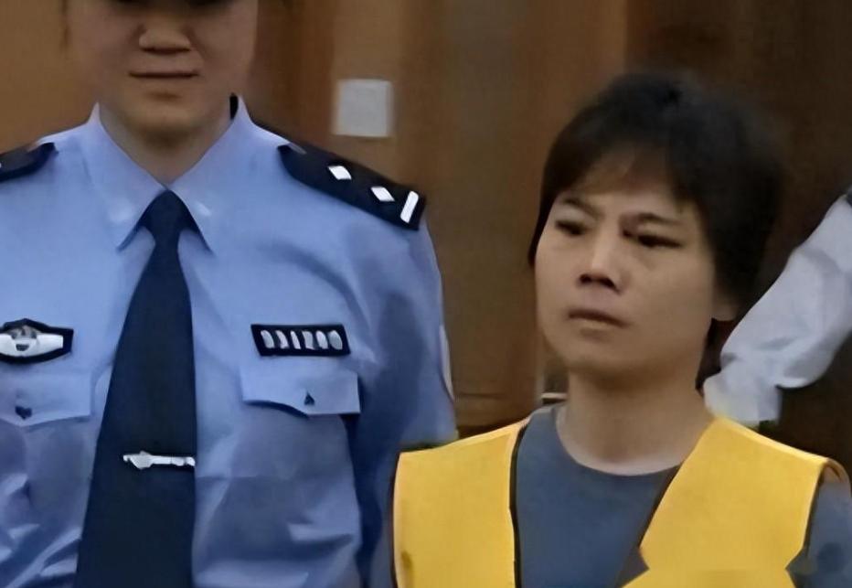 2006年，女校长在阁楼发现白骨，才知道自己一家人竟和尸体同住了将近10年。而死