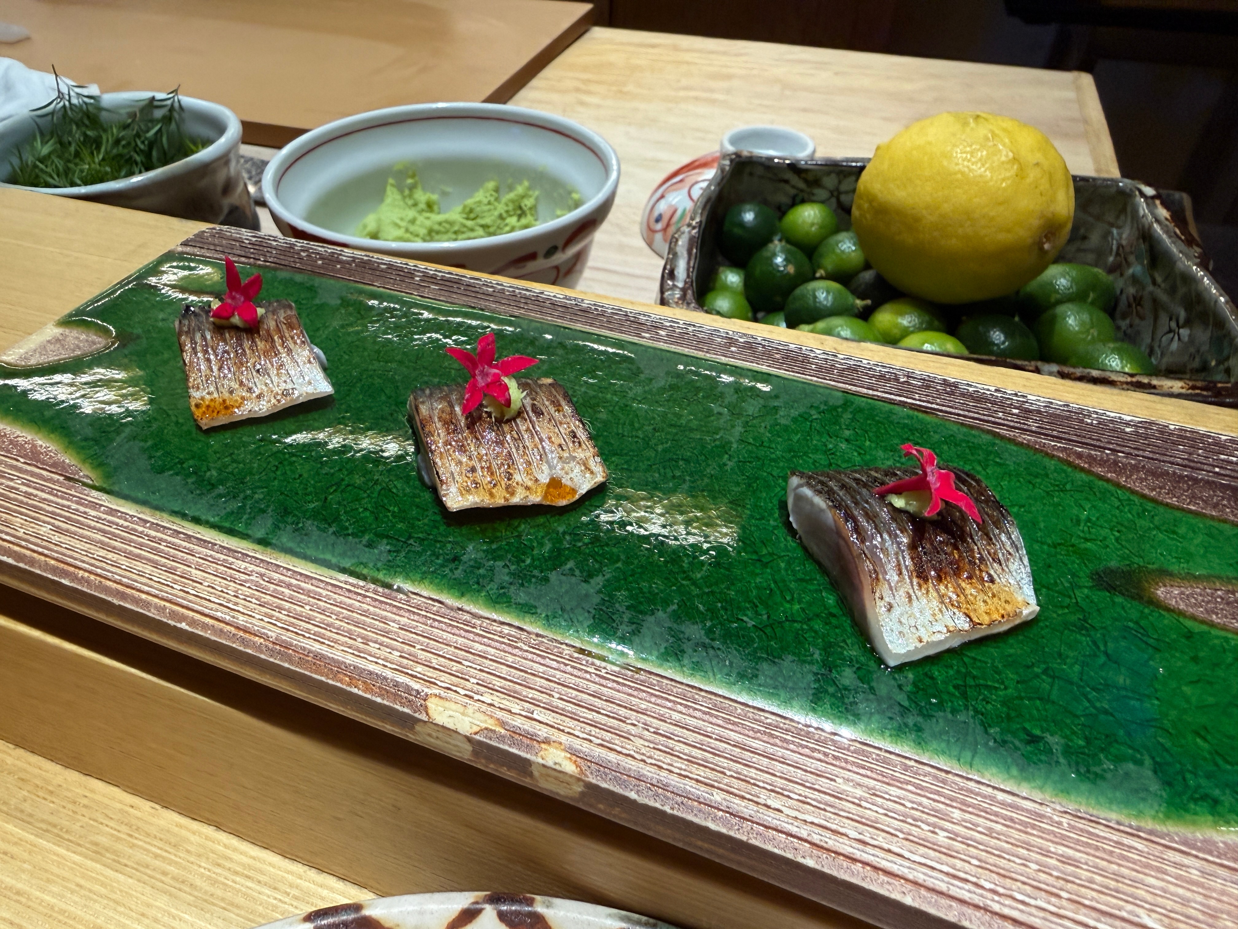 喜欢吃点鱼🐟一份大拼盘后，又补了蓝鳍和三文鱼，虽然三文鱼在正统日料里非常不“