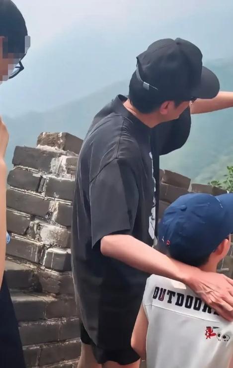 冯绍峰，又冲上热搜了8月21日一大早，冯绍峰又冲上热搜了。这次不是新作品，