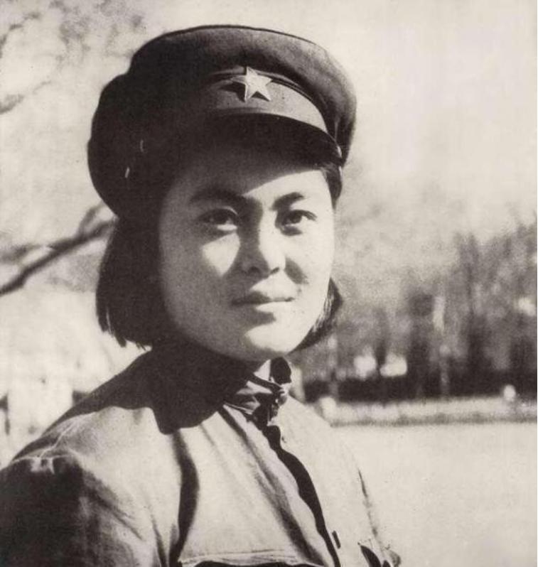 1951年，在政协会议期间，毛主席接见了新中国的第一位火车女司机，然而两人在握手