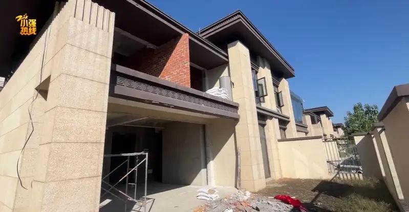 浙江杭州，女子花270万给女儿买了套排屋，谁料，工人进场装修没多久，就说这房子他