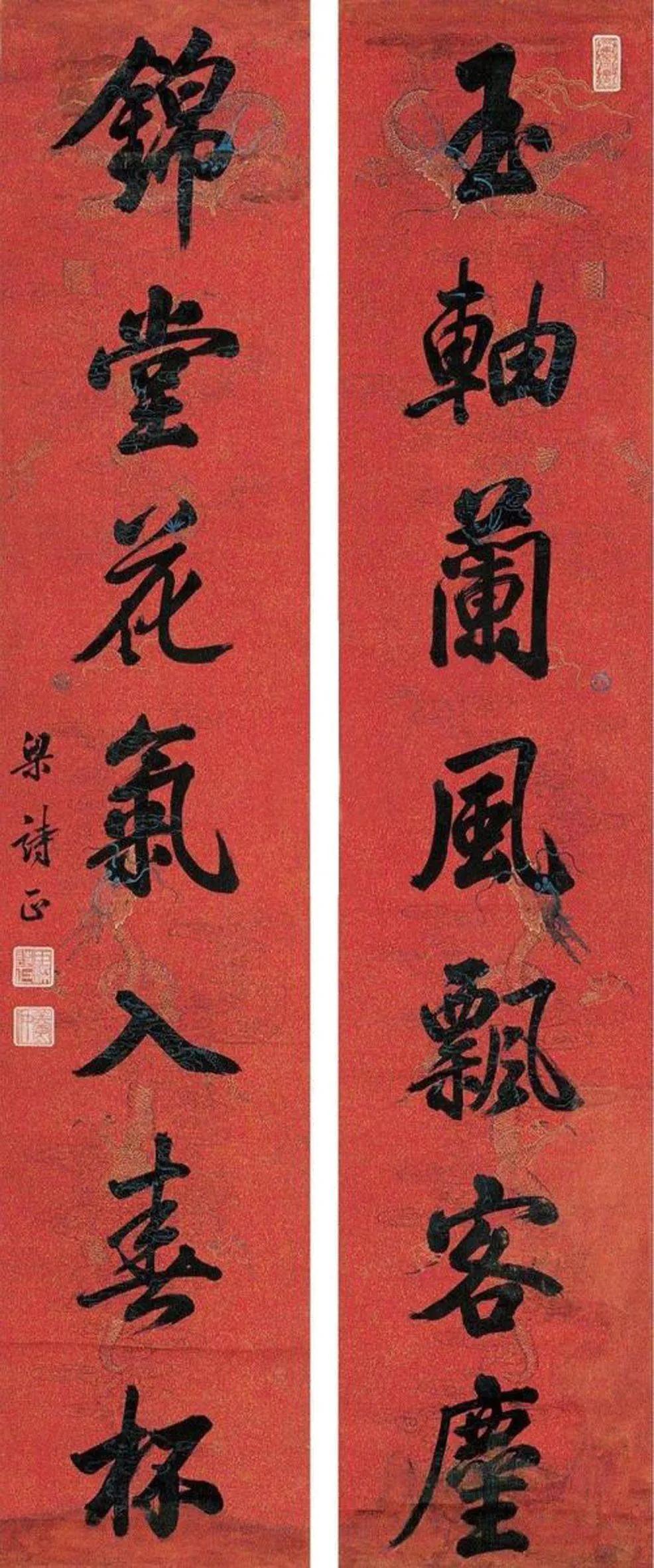 梁诗正行书对联，其中字体较之小字行书来说更显圆润与厚重。他的小字行书菱角分明、顿