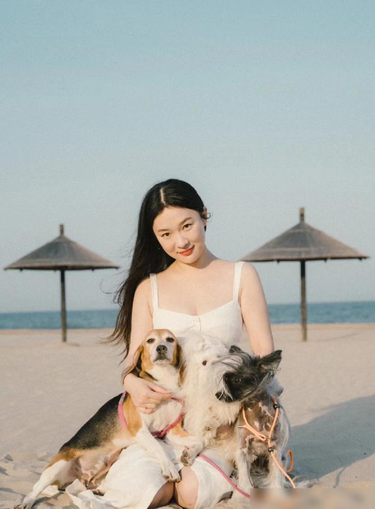 别喊霍思燕“爱心天使”了。这根本不是冲动善举，是精准焊死人设。耳朵刻实验