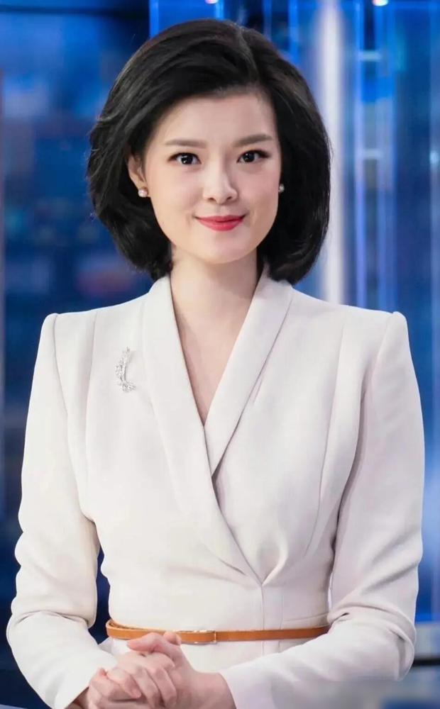 央视女主持邹韵，颜值确实输董卿，但她一开口，你就知道什么叫降维打击！很多人都