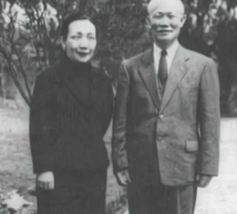 1925年，陈诚回家，妻子想与他同房，谁知刚上床就被陈诚一脚踢开。妻子心寒不已，