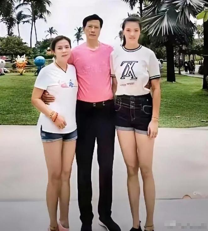 好温馨的合影，张常宁身高1米93，与父亲张友生比肩，母亲有点像关之琳。可能很多人