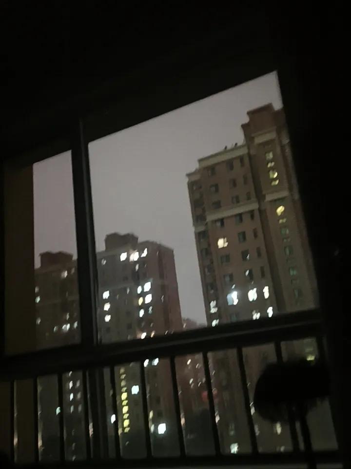 现在是晚上10:20，山东鲁西南兖州区狂风暴雨，电闪雷鸣，等了两天的雨终于下了，
