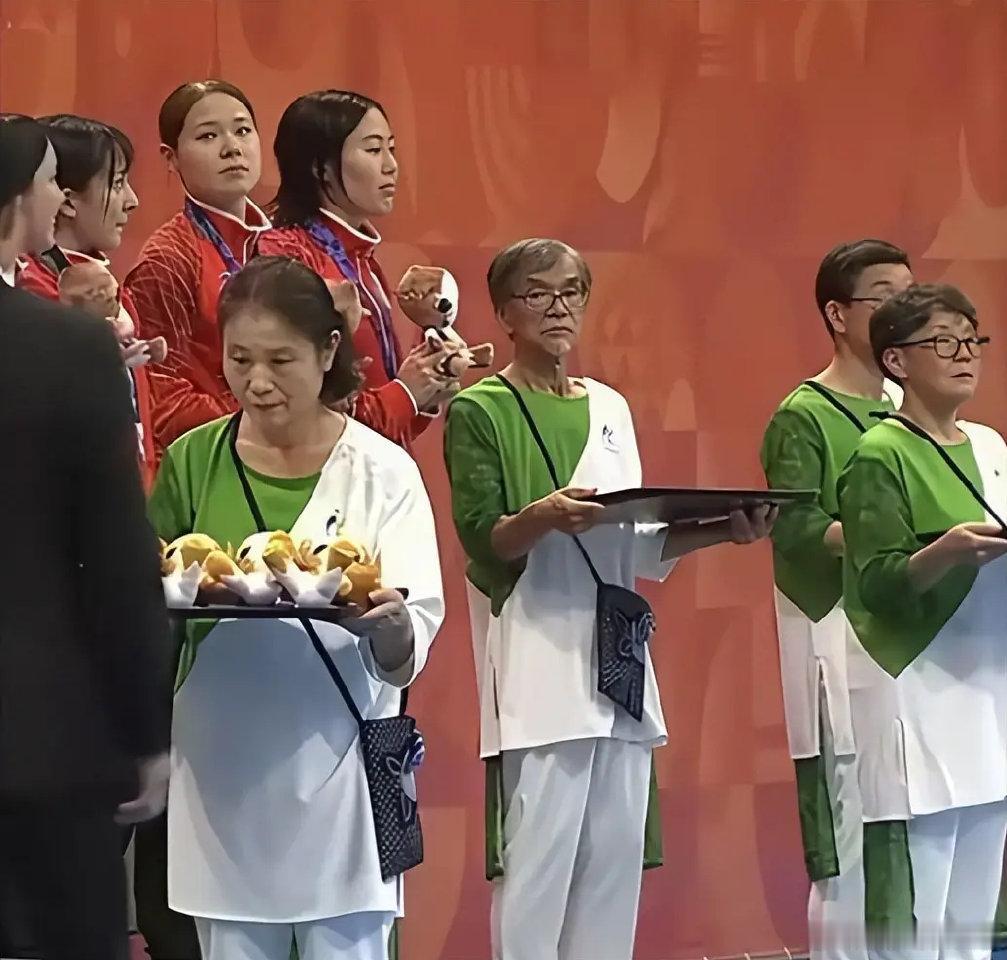 原来咱们都冤枉主办方了，日方之所以把礼仪小姐姐换成迎宾大叔，并非因为缺年轻人，而