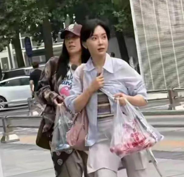 陈数和那英《花儿与少年·同心季》同框。两人匆匆的走在大街上，那英身材臃肿，气色