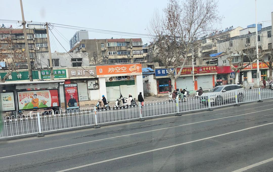 徐州都是新二线城市了，人均收入都高达8500元，这个地方位于市中心了，旧房子为啥