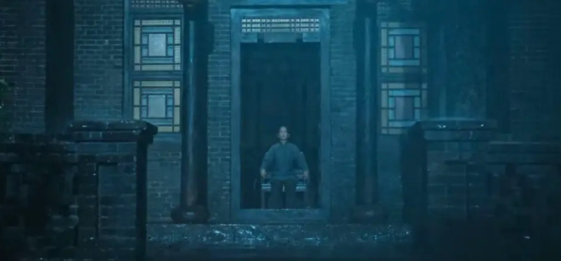 《生万物》，导演刘家成说，那场雨真是天公作美，费左氏一个人坐在凳子上，天色很黑，