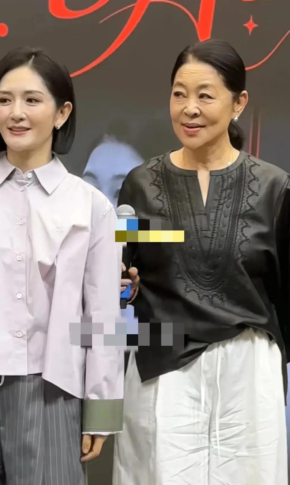 倪萍姐姐仿佛一下子老了许多，真令人心生感慨。她现在已年过花甲，想当年，她可是连续