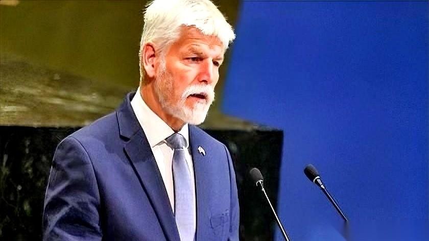 捷克总统帕维尔，人刚到基辅。话筒一递过来，直接替乌克兰撂下一句话：“要想和平，