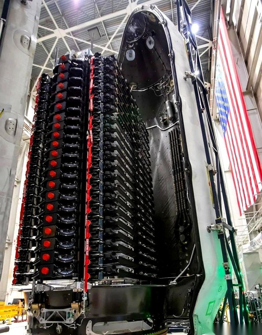 马斯克这家伙，又在教全世界做事了。他要把天上那几千个“小星星”往下拽一拽，从5