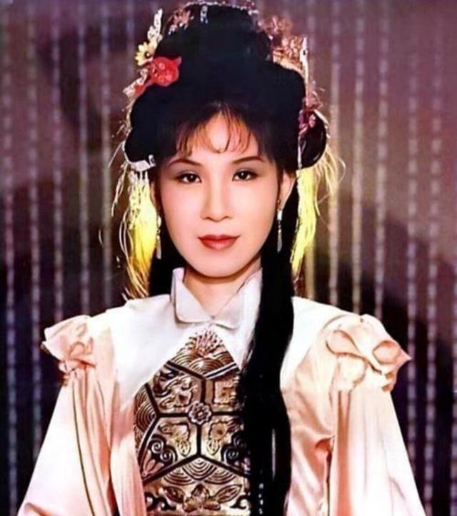 1998年，焦恩俊怕赔偿1000万的违约金，只好硬着头皮跟看似60岁的西门大妈，