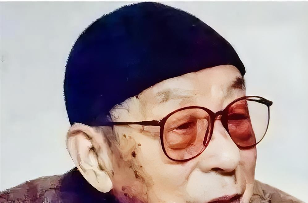 2001年，101岁的张学良躺在夏威夷医院，连喘气都费劲。这时，他突然爆出一句大