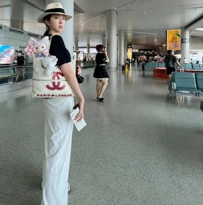 李思思辞职后为生活奔波，坐7小时高铁不忘卖货，挣钱多却不容易