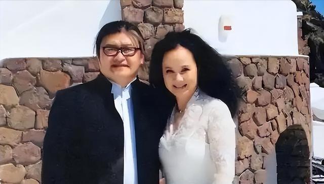 1987年，刘欢对主持人卢璐一见钟情，认识9天后就求婚成功。可是去民政局登