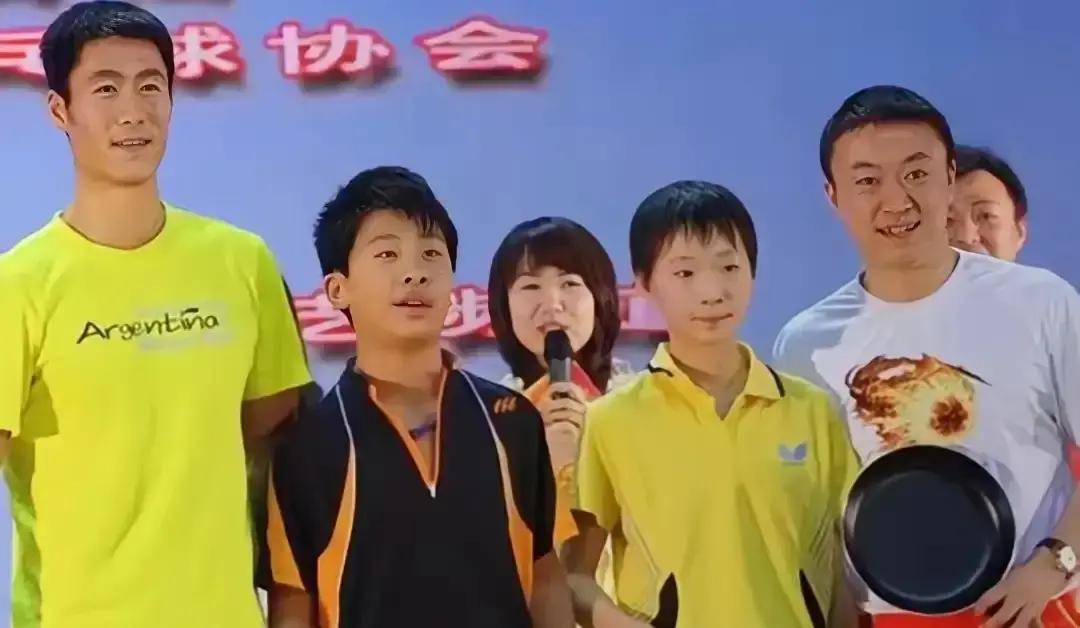 王曼昱两场单打，乒协主席王励勤都在场边盯着。带着教练球员督战，还亲自给她加