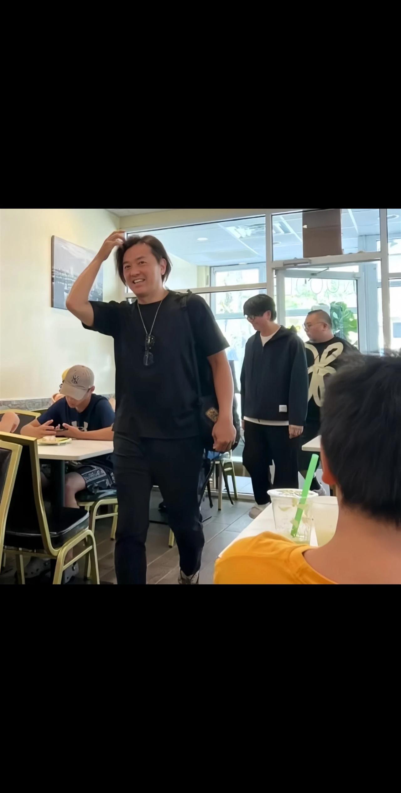 郑伊健这发量还坚持留长发…