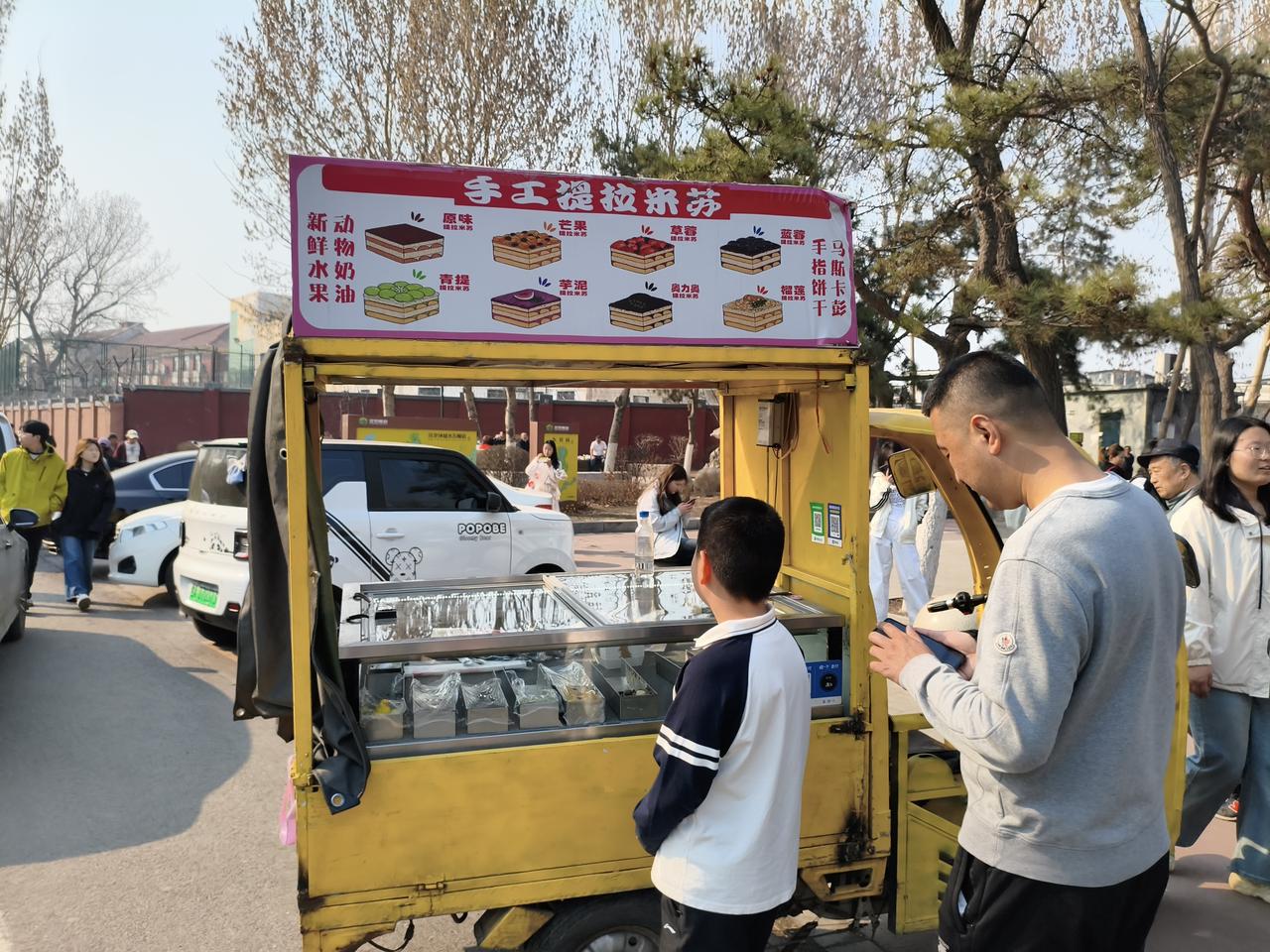 摆摊张大妈日入斗金万元！在东塔售卖香肠的张大妈在护国寺附近售卖香肠的香肠4元每份