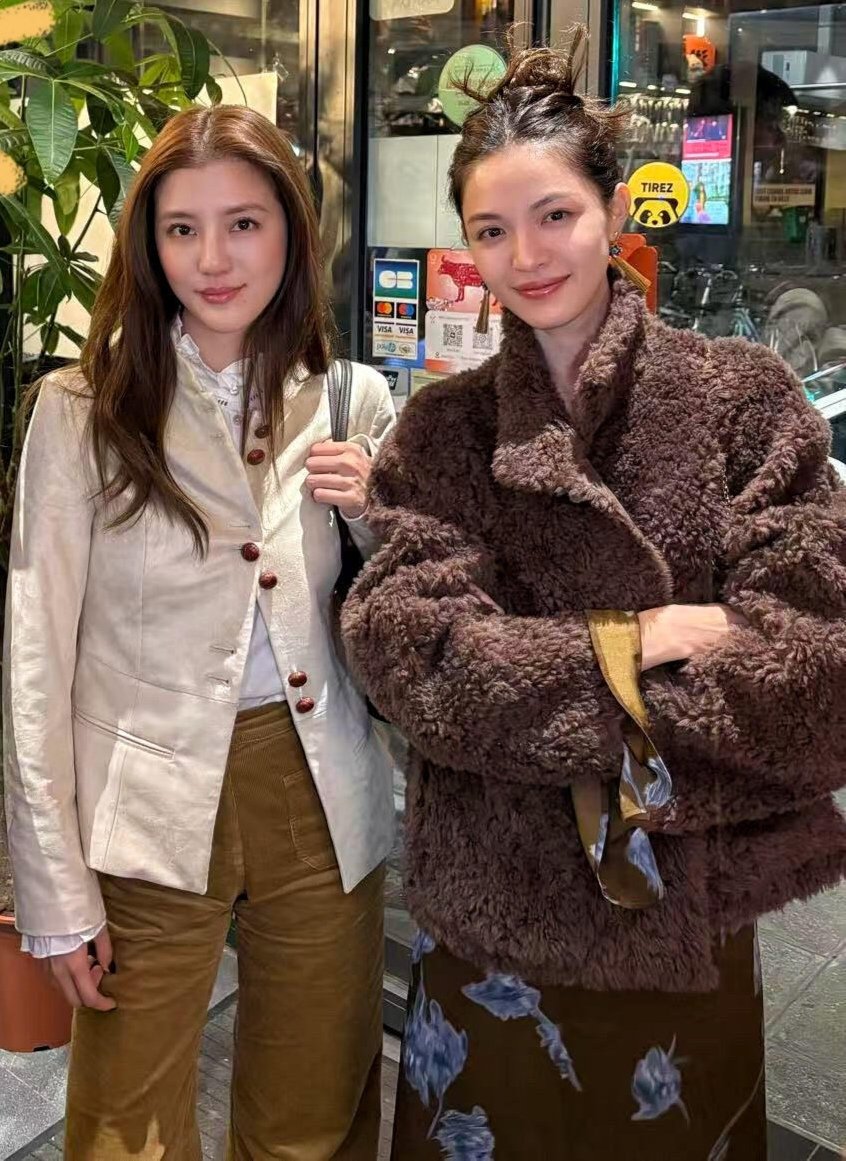 巴黎火锅店偶遇钟楚曦吴千语网友逛巴黎火锅店意外偶遇钟楚曦吴千语，顺利合影留念。生