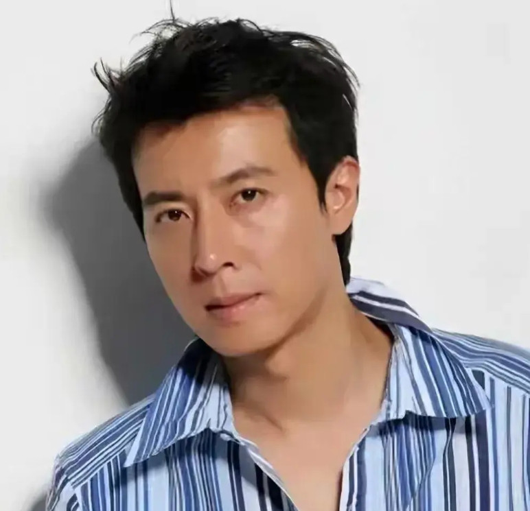 《扫毒风暴》中坏人一双手都数不过来，上有司令云老板，下面女儿云安娜、女婿周少雄、