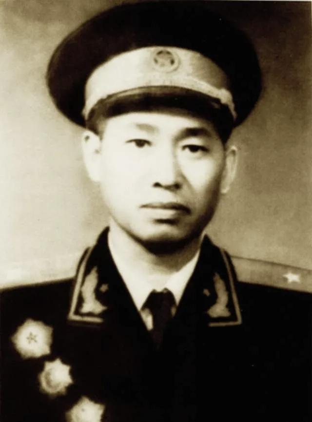 胡继成将军回忆吴焕先政委胡继成在长征途中是连级干部，年纪还很小，才18