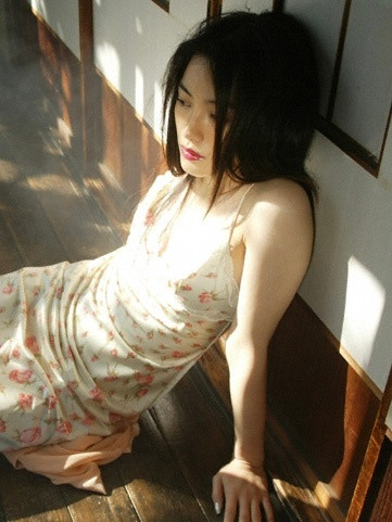 1999年，十九岁的仲间由纪惠，在摄影师户崎美和的镜头下。