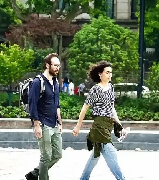 成都宽窄巷子，俩外籍游客吃饱喝足抹嘴就走，被店主拦下要钱时，不仅两手一摊装听不懂