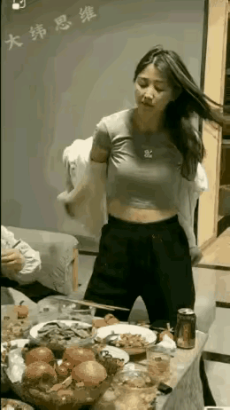 小瞧女儿了。爸爸妈妈和女儿在一起吃饭，吃完了饭，妈妈叫女儿削两个苹果吃，女儿说不