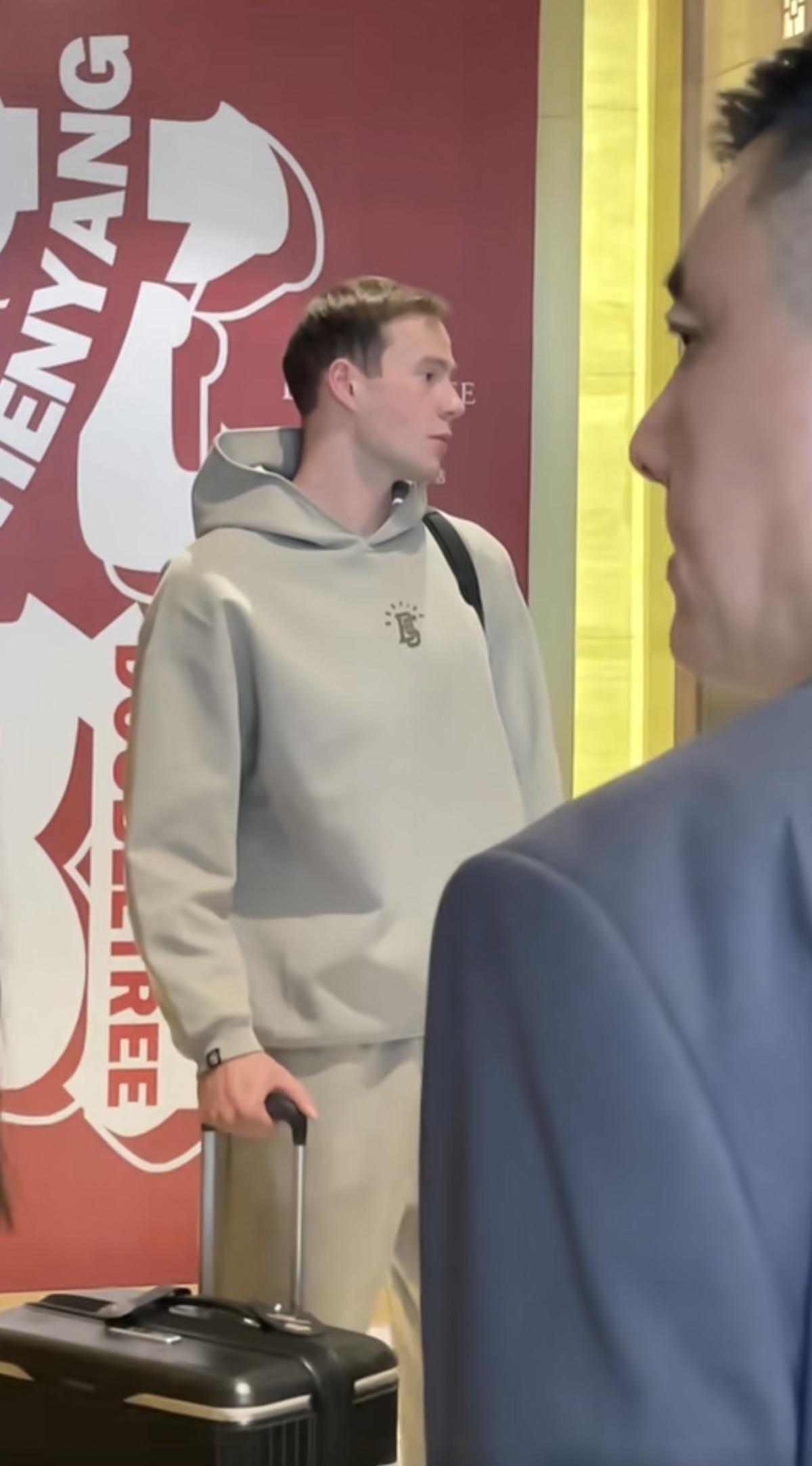 新疆男篮昨天抵达沈阳，参加今晚与辽宁男篮的比赛。令人感到气愤的是，这个新西兰外援