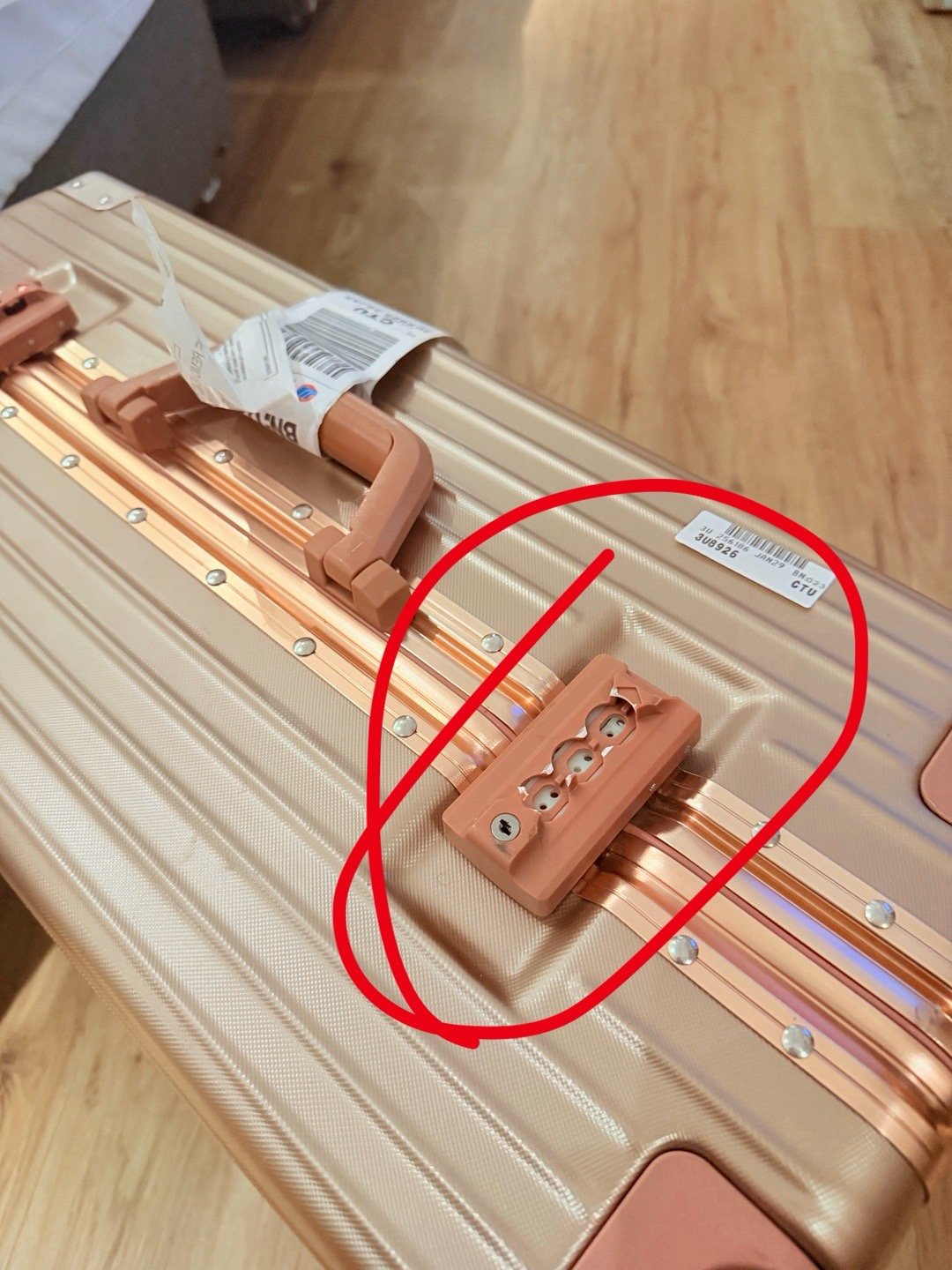 天杀的托运把我行李箱搞成这样