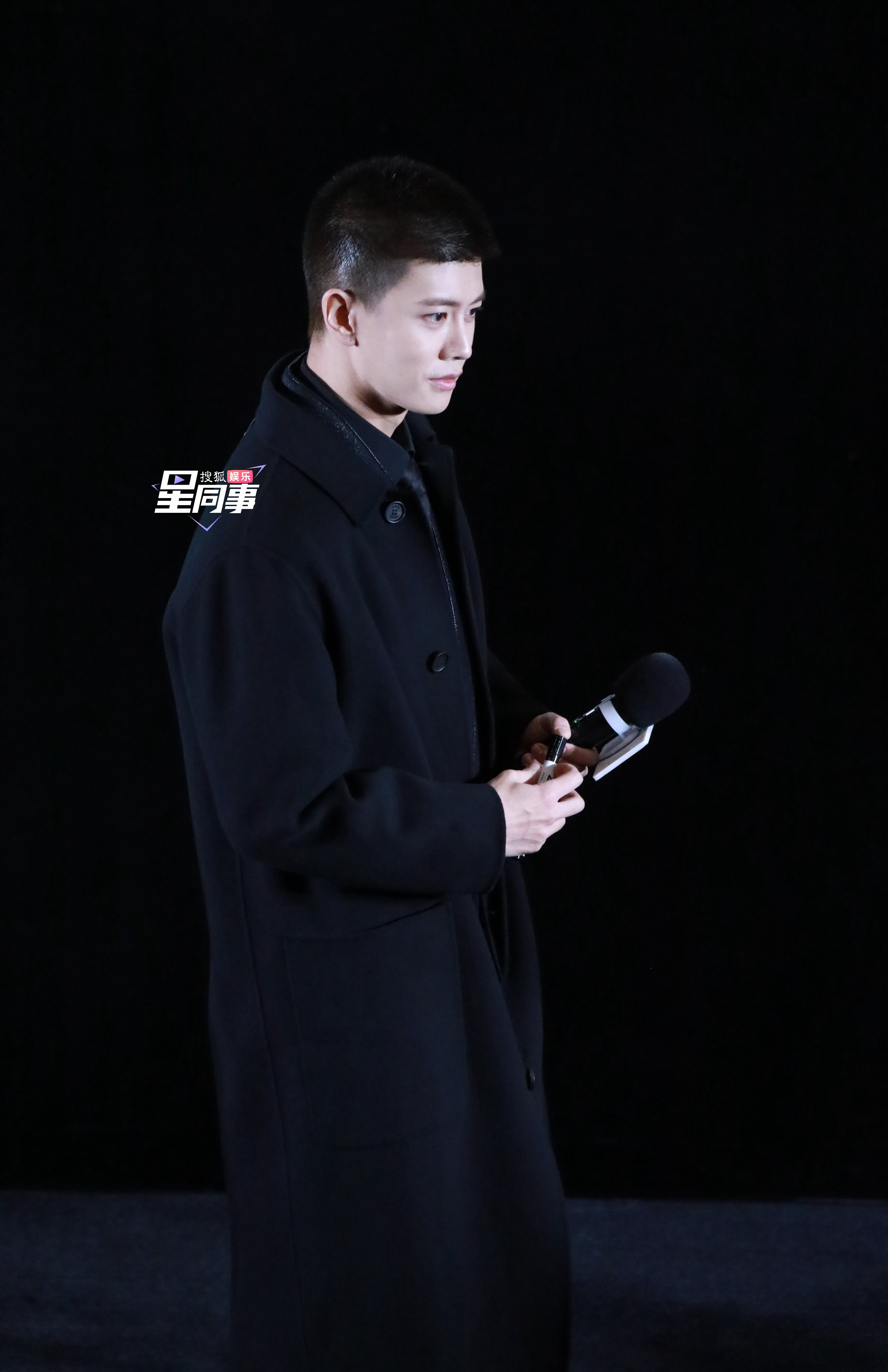 北京《风与潮》看片会九宫格生图掉落好帅的国超任嘉伦风与潮