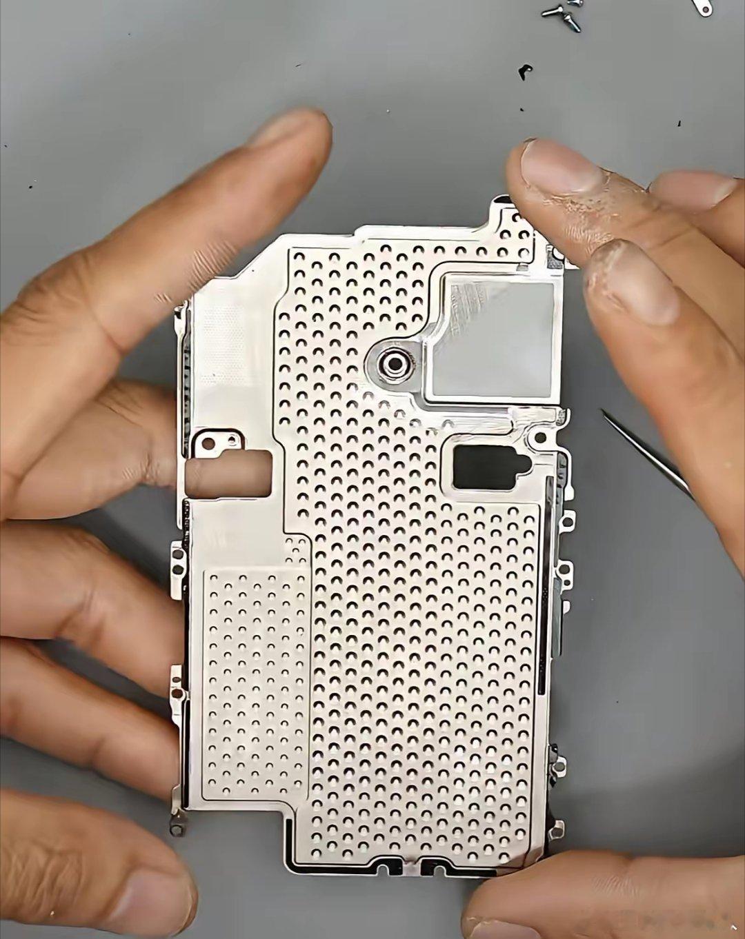 iPhone18pro散热强的一批杨长顺正在直播拆机，iPhone18pro给大家看内部因为这台是演
