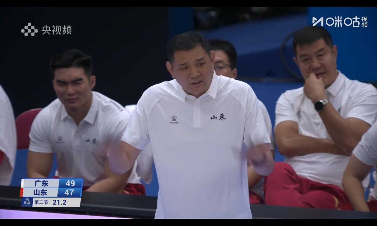 “逍遥王”巩晓彬表情真的太丰富，甚至很搞笑，绝对不是单纯的摊手广东队逆转比分