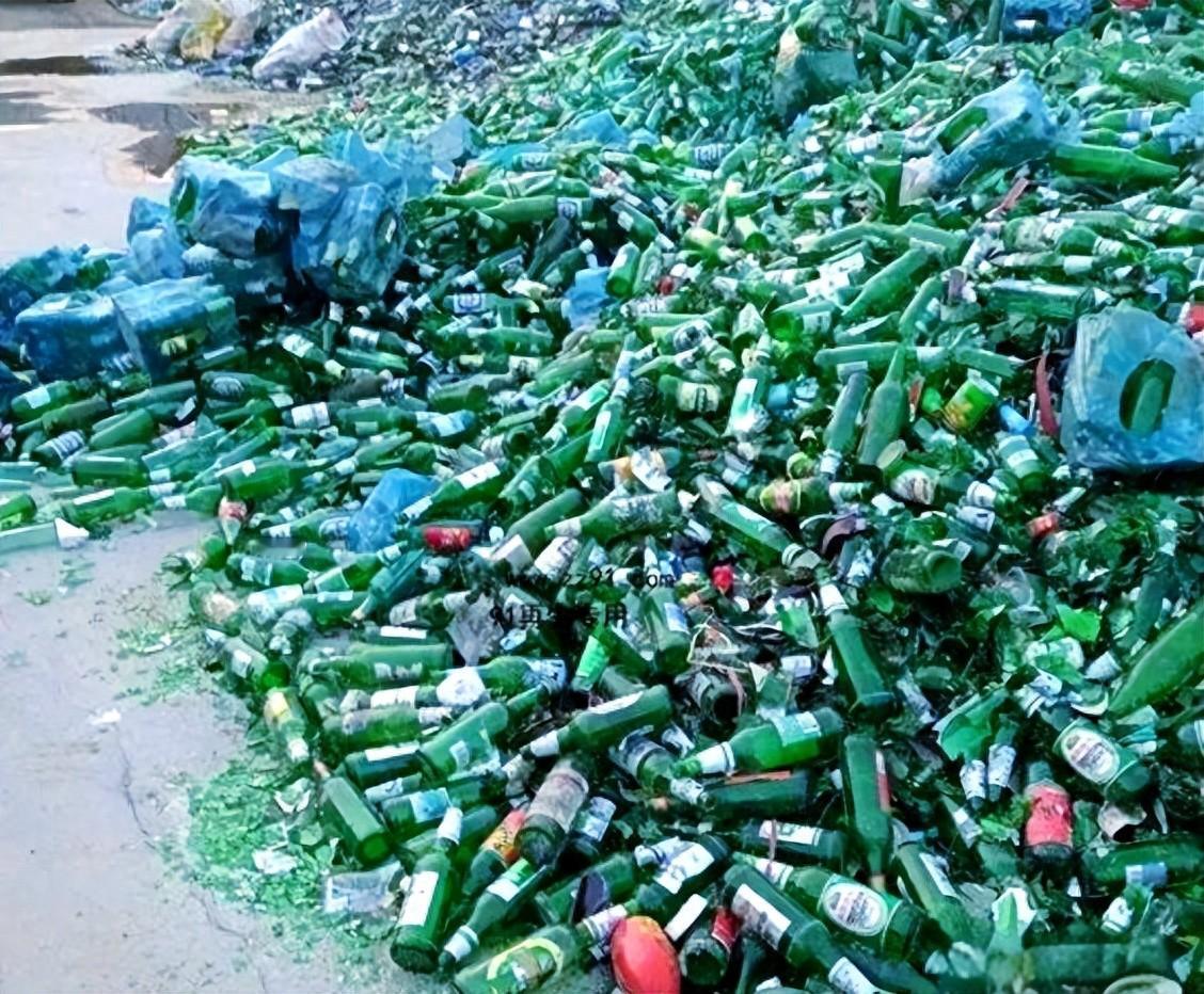 从一吨560元到无人问津！为何废旧玻璃不能熔成新玻璃？小时候，小区里总回荡着