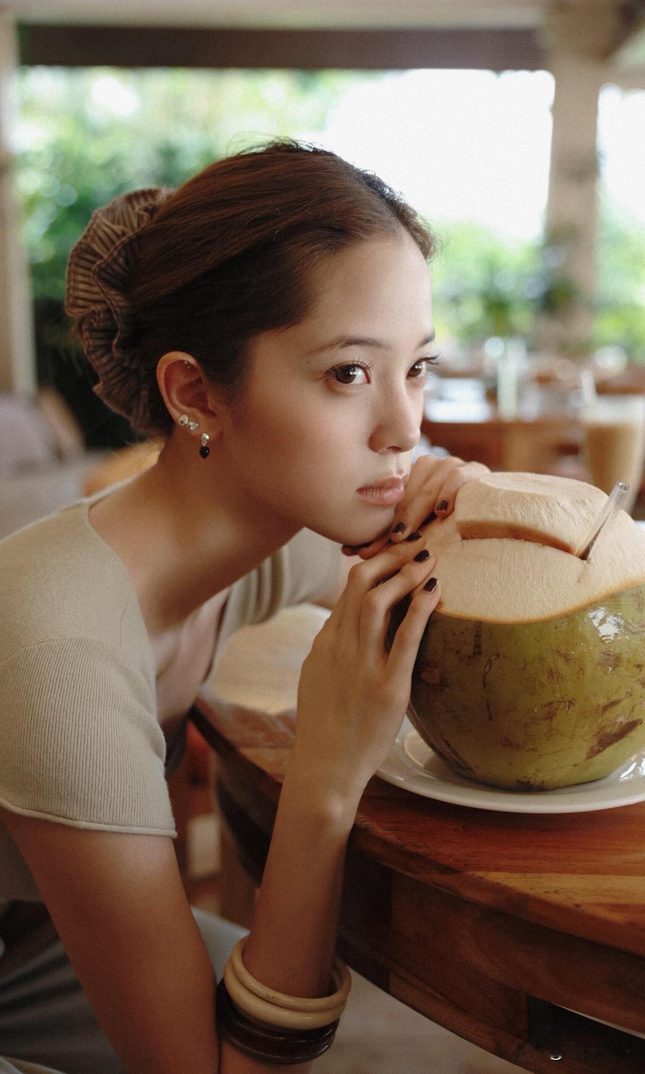 欧阳娜娜巴厘岛大片，审美永远在线！欧阳娜娜的巴厘岛写真，直接美到窒息✨浅
