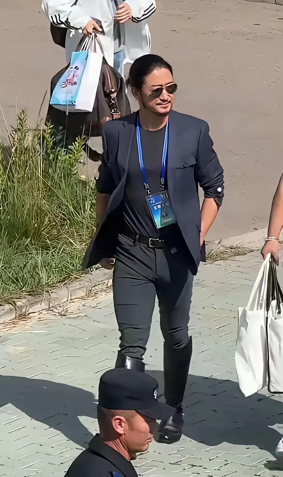 说真的，自从吴京留长发和络腮胡以后，不仅有艺术范儿了，气场也变得强大了。这张