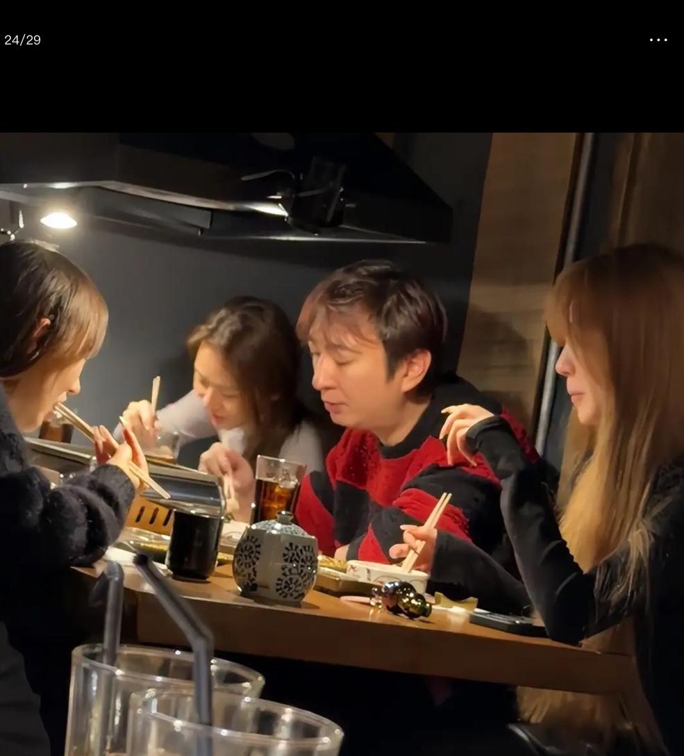 思聪现老态了。下巴跟脖子长到了一起。空气刘海显得那么稀疏。带着姑娘们吃吃喝喝，