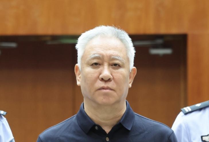 大家发现没有？许家印连眉毛都白了。68岁白头不稀奇，但68岁连眉毛都白了