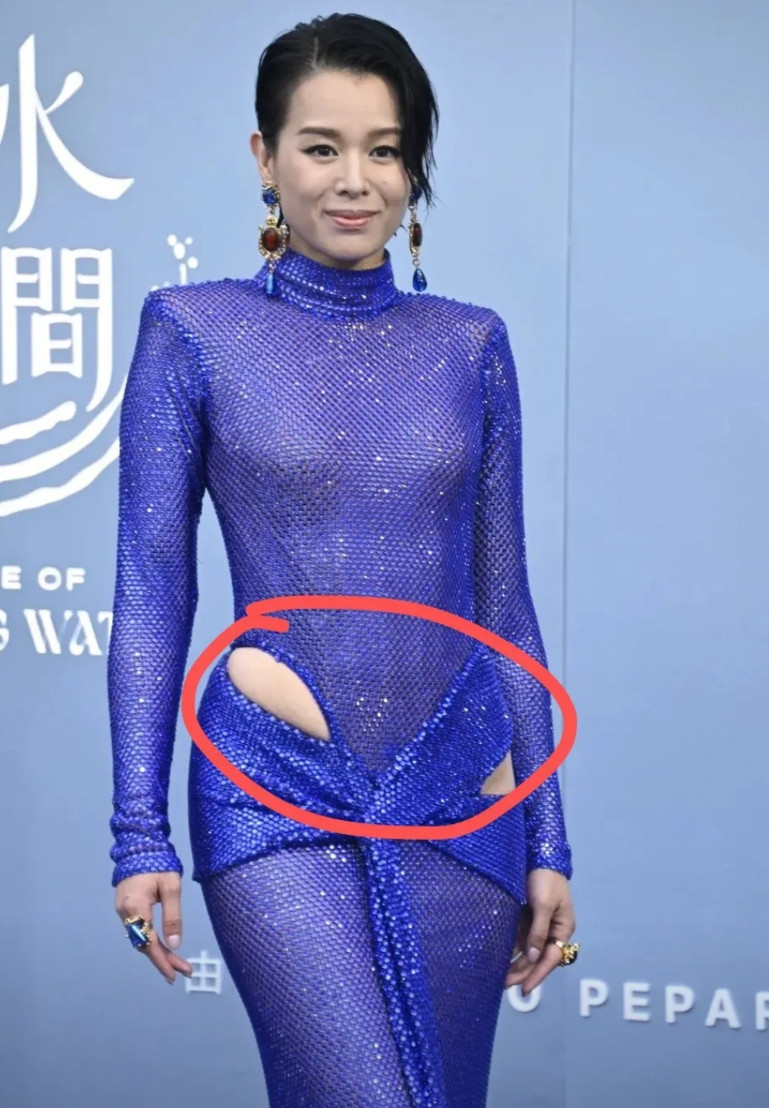 胡杏儿啊你给娱乐圈其他女明星留一条活路呀你有点过分啦，你都45岁了还