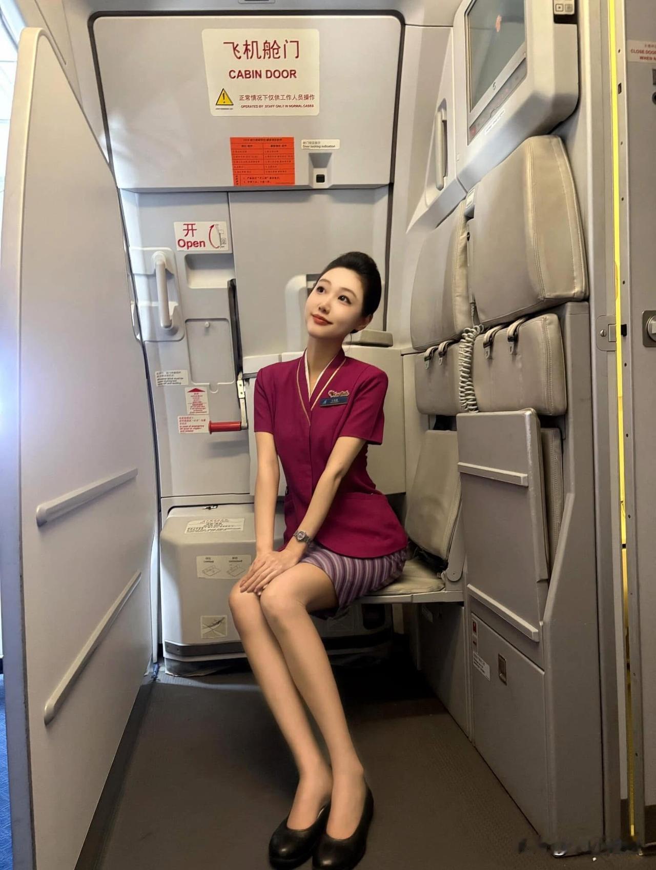 空姐微笑迎接乘客，飞机上温馨舒适！空姐为什么要穿丝袜